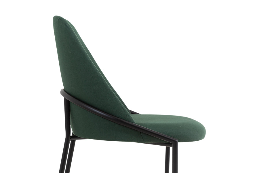 foto da cadeira escritorio chloé na cor verde vista de lado em fundo branco