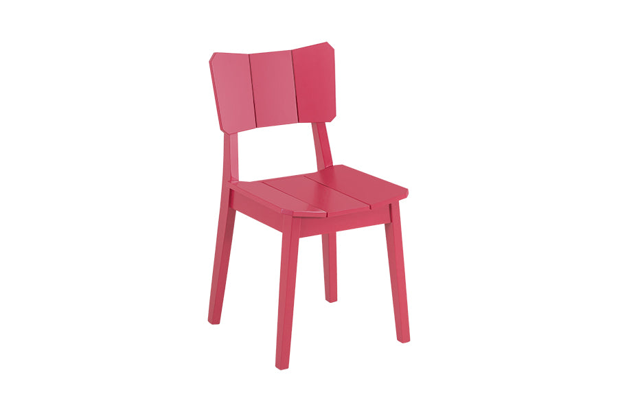 foto da cadeira uma na cor magenta vista na diagonal em fundo branco