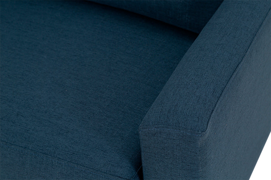 sofá 3 lugares berlim azul detalhe braço em fundo branco