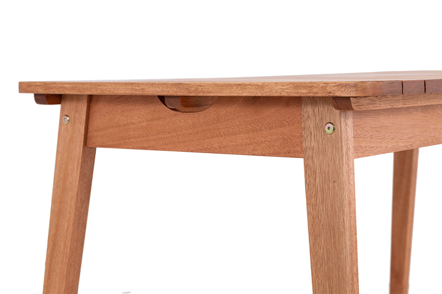 mesa madeira maciça 6 lugares garden castanheira em fundo infinito focando nos detalhes da madeira