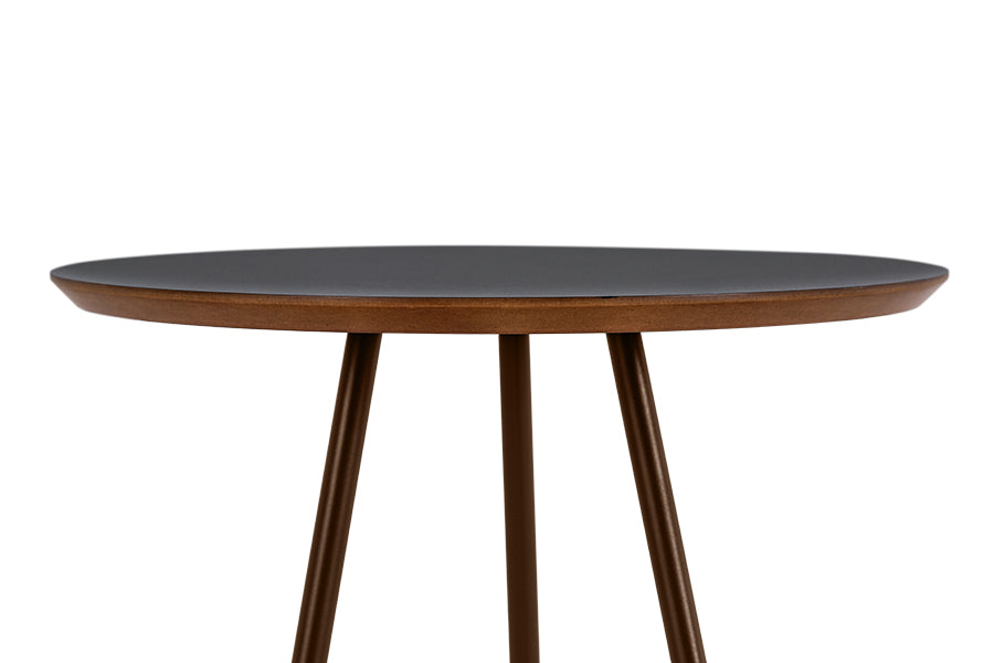 foto da mesa lateral para sala redonda gemini na cor preta em fundo branco focando no tampo