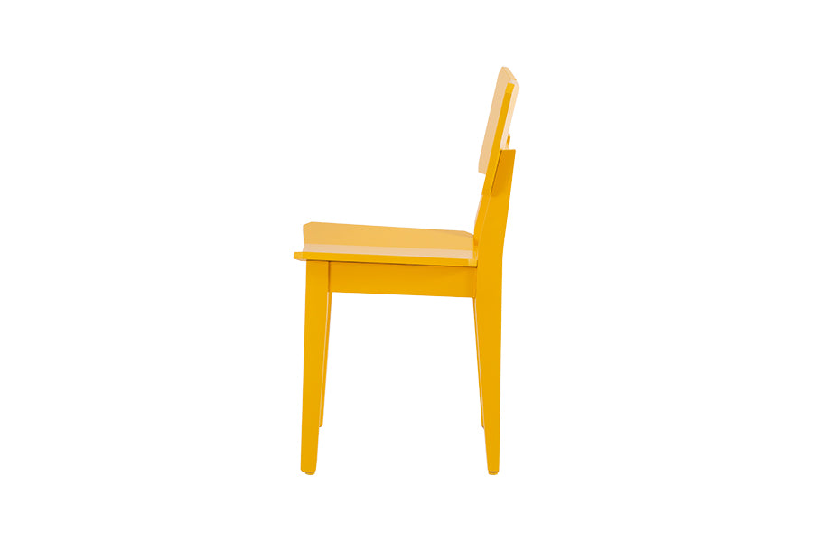 cadeira de escritório uma amarelo em fundo infinito visto de lado