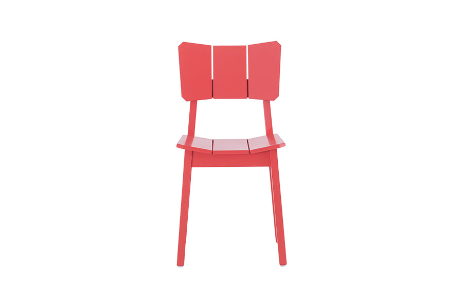 cadeira para cozinha uma vermelha em fundo infinito visto de frente
