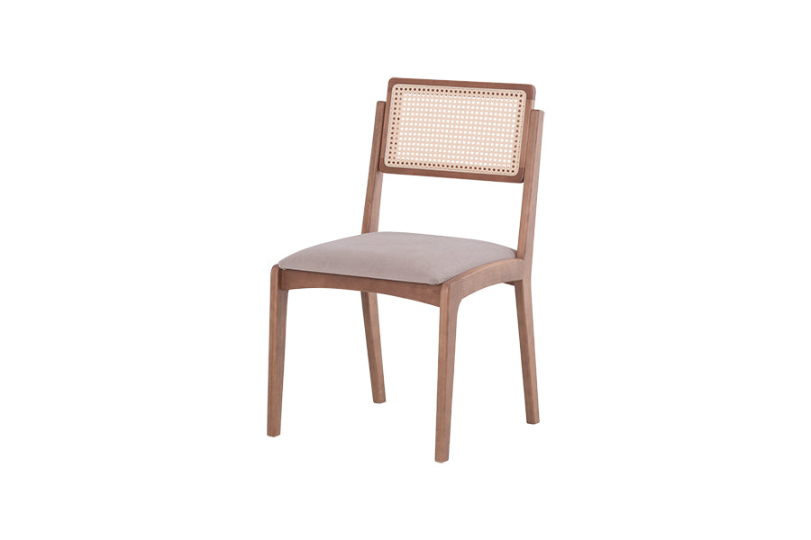 cadeira para sala de jantar ária areia vista na diagonal em fundo branco