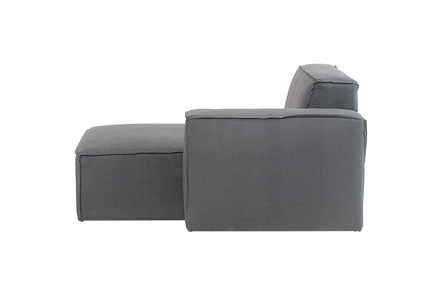 foto do sofa moderno modulo esquerdo com chaise maraú na cor cinza claro em fundo branco visto de lado
