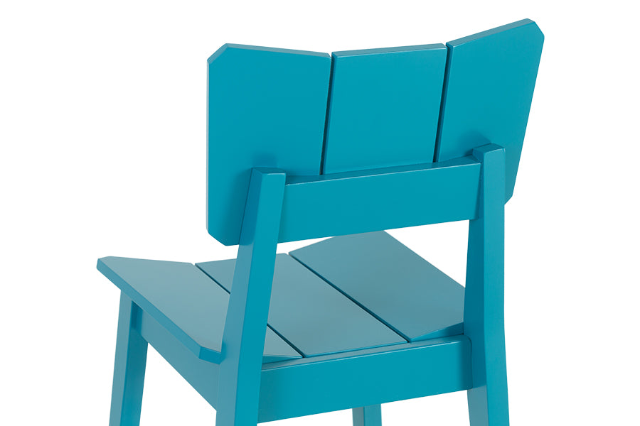 foto da cadeira para penteadeira uma na cor turquesa em fundo branco focando no encosto visto de trás