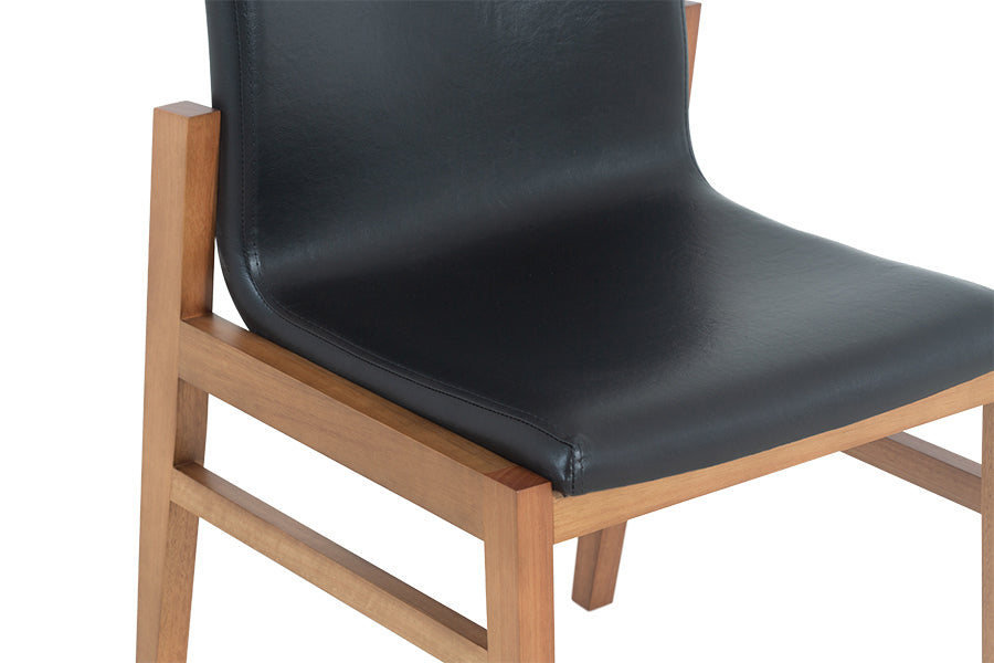cadeira de madeira camelia couro preto em fundo infinito detalhe madeira