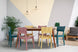 foto ambientada da cadeira para sala de jantar uma na cor turquesa em sala de jantar