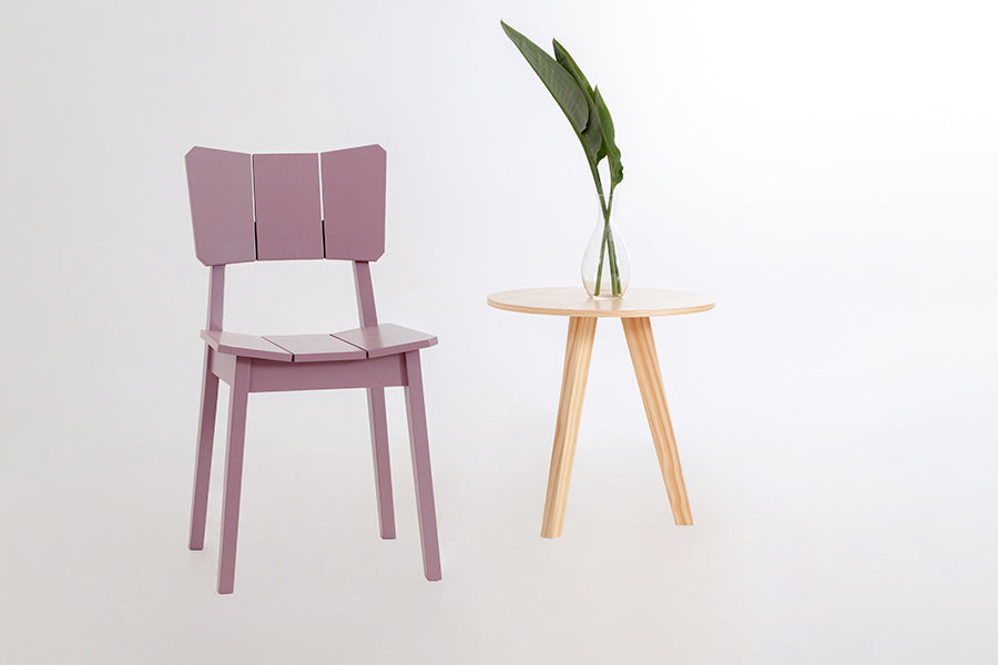 cadeira madeira uma rose ao lado de mesa lateral na cor natural