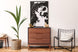 foto ambientada cômoda design para quarto 3 gavetas kepler preto em sala de estar