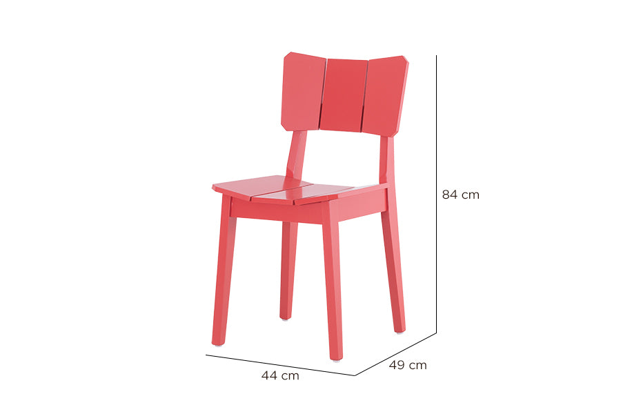 cadeira para cozinha uma vermelha em fundo infinito visto na diagonal com cotas