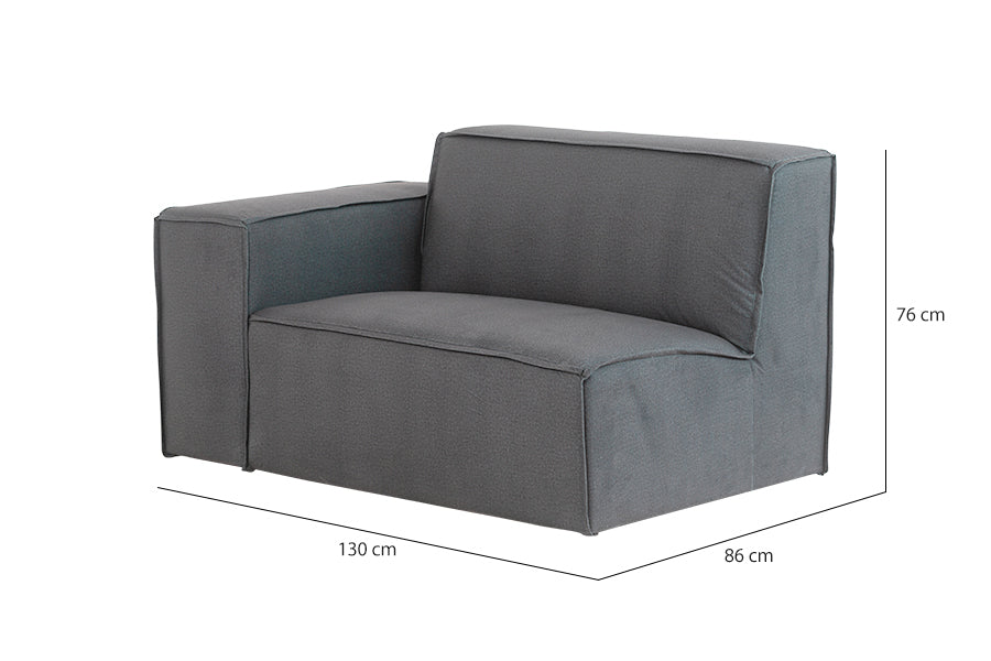 foto ambientada do sofa para sala pequena módulo direito maraú na cor cinza claro em fundo branco vista na diagonal com medidas escritas na imagem
