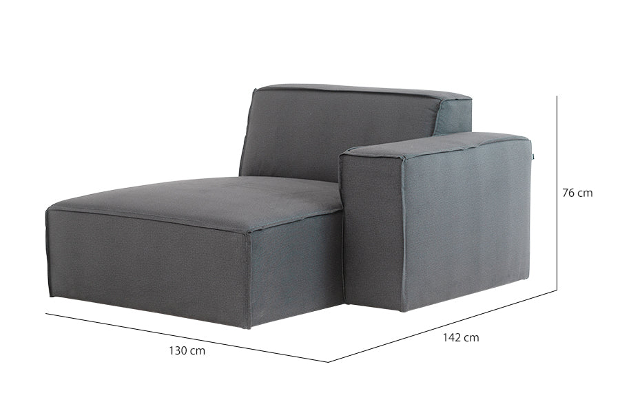 foto do sofa para sala pequena módulo esquerdo com chaise maraú na cor cinza claro em fundo branco visto na diagonal com medidas escritas na imagem