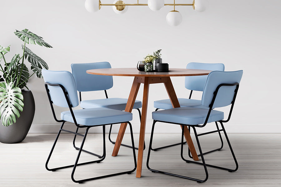 foto ambientada mesa 4 lugares de jantar redonda eme castanho com 4 cadeiras lucy azul em sala de jantar
