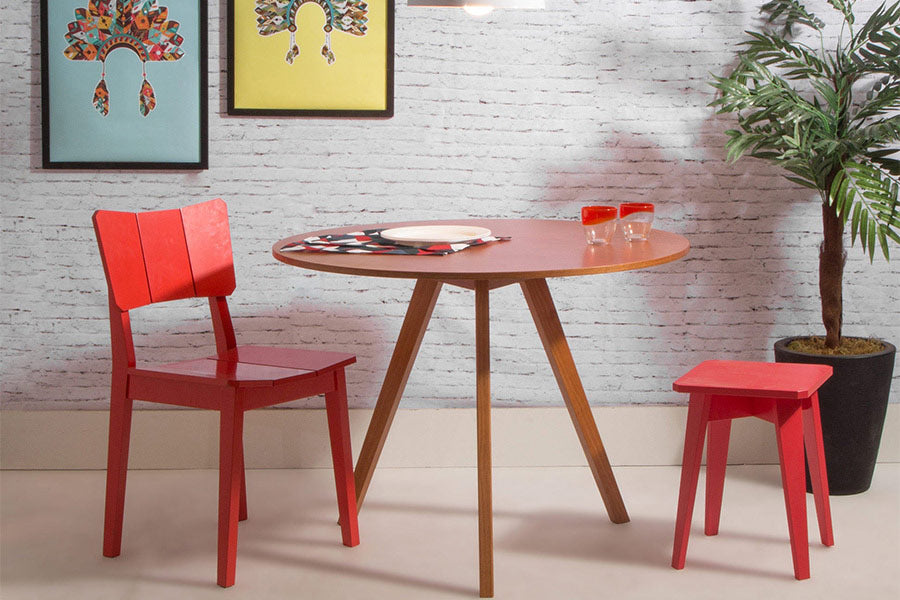 foto ambientada mesa cozinha de jantar redonda eme castanho e 2 cadeiras uma vermelhas