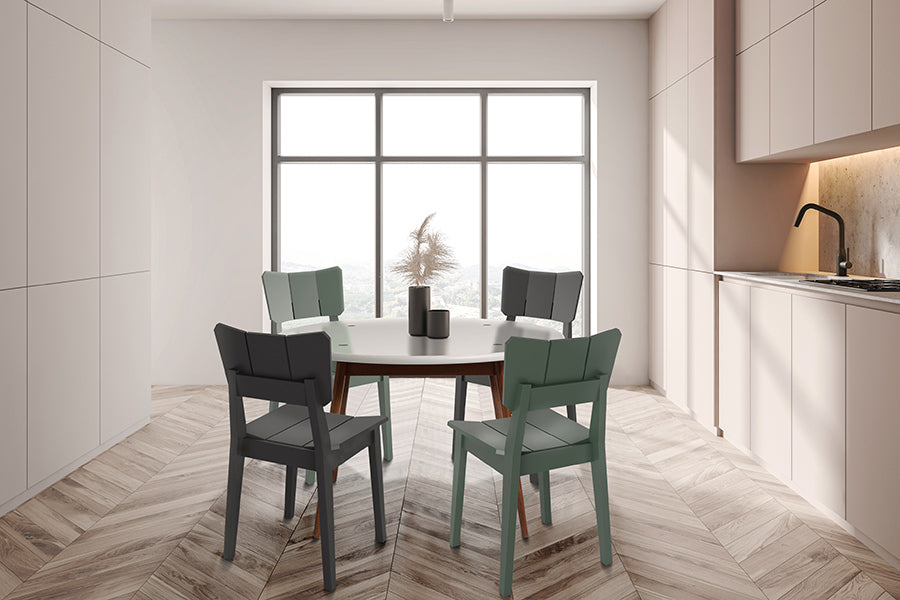 foto ambientada mesa de cozinha de jantar redonda biscoito fino off white com cadeiras uma verde e grafite