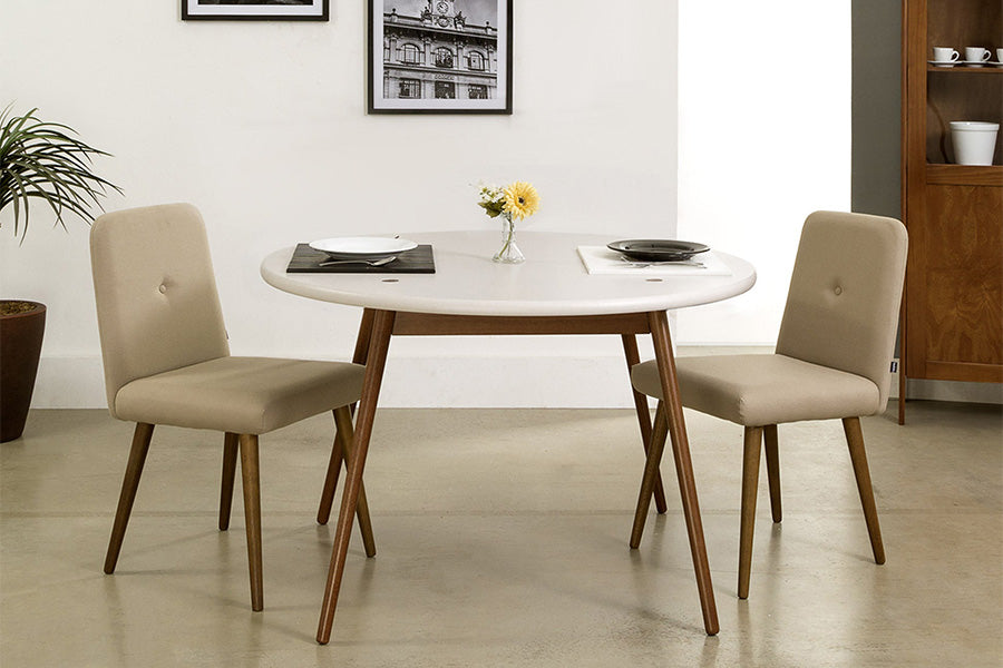 foto ambientada mesa para cozinha de jantar redonda biscoito fino off white com duas cadeiras bege