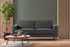 foto ambientada do sofa cinza 2 lugares nairóbi na cor cinza escuro visto de frente em sala de estar