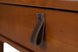 foto da mesa de escritório com gaveta bali na cor caramelo focando no puxador da gaveta fundo branco