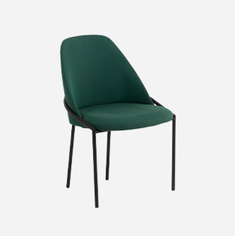 foto da cadeira para mesa de jantar chloé na cor verde vista na diagonal em fundo branco