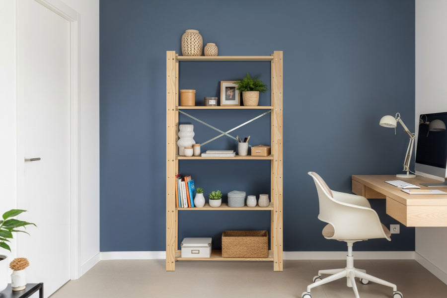 Estante Legno de madeira clara com objetos decorativos e livros em um home office moderno. Ao lado, uma bancada flutuante com cadeira branca e luminária. Ambiente organizado, funcional e acolhedor.