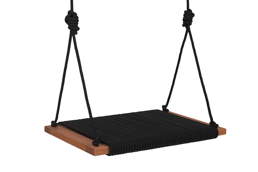balanco infantil de madeira no jatoba e corda preta vista na diagonal
