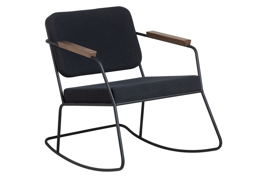 cadeira de balanco com estrutura de metal