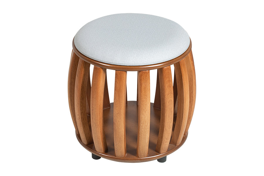 Puff de Madeira Arco visto de frente em fundo branco