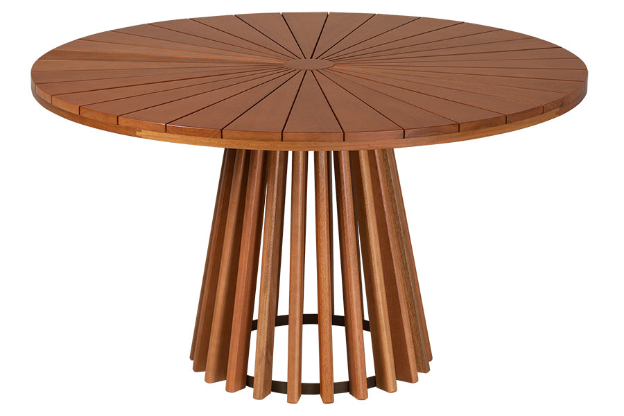 mesa de jantar gourmet vista de frente em fundo branco