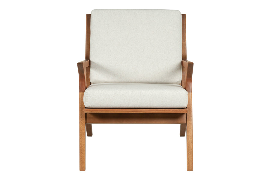 poltrona para sala tris amendoa e tecido cru vista de frente em fundo branco