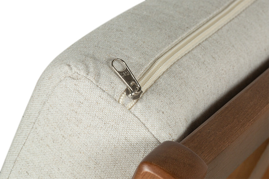 poltrona para sala tris amendoa e tecido cru detalhe fecho