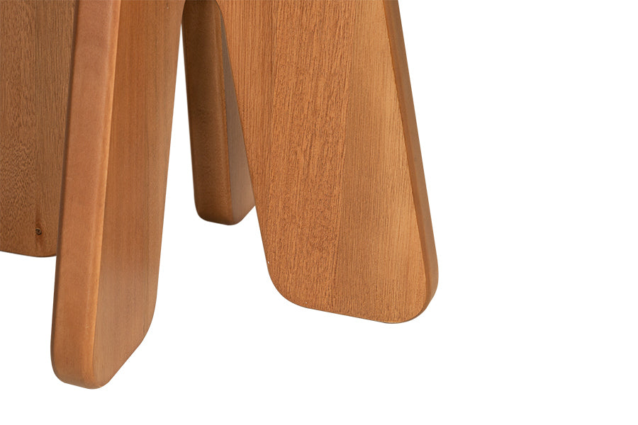 banqueta quadrada mimo em fundo branco detalhes pés