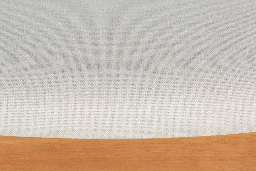 Banco de Madeira 2 lugares Aconchego 110x42 cm Mel e Tecido Creme detalhe tecido