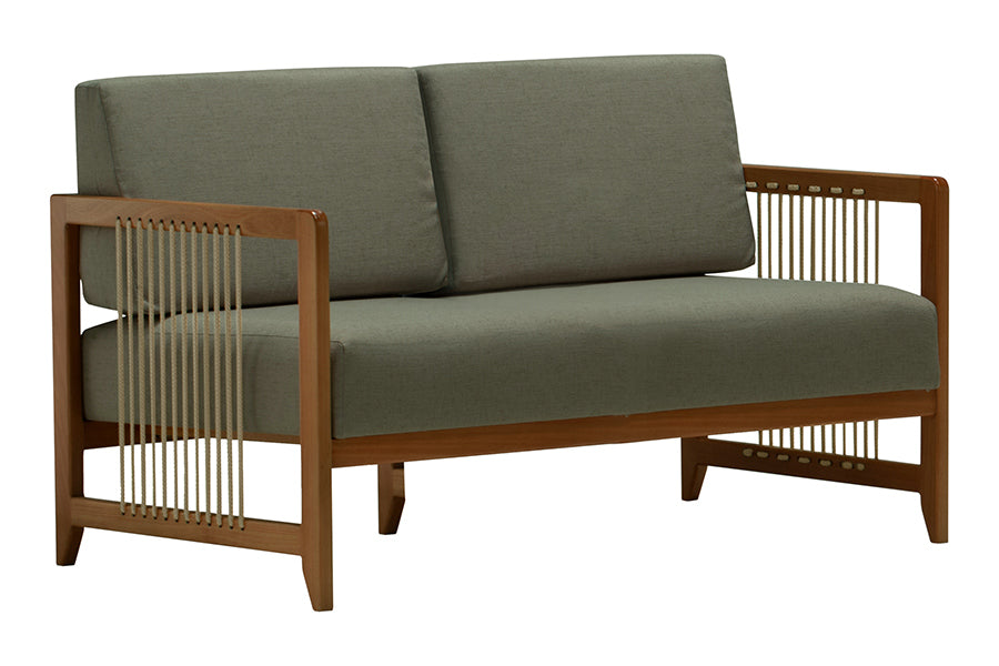 sofá de madeira 2 lugares sintonia cedo e tecido verde em fundo infinito visto na diagonal