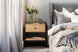 Mesa de cabeceira 1 gaveta leda areia e metal ambientado no quarto ao lado da cama