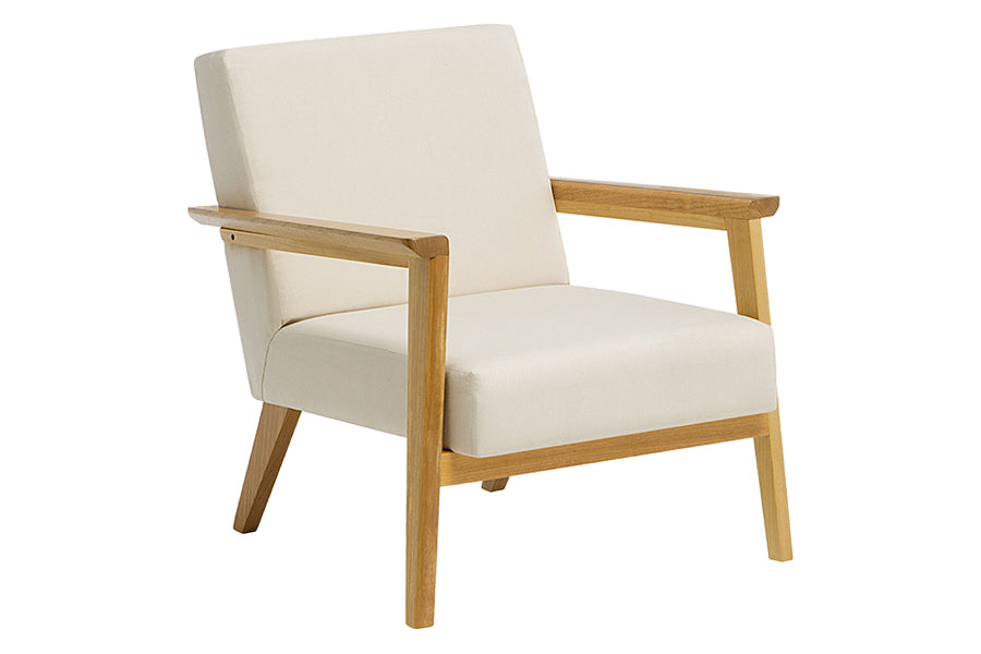 poltrona para sala caju cru vista na diagonal em fundo infinito