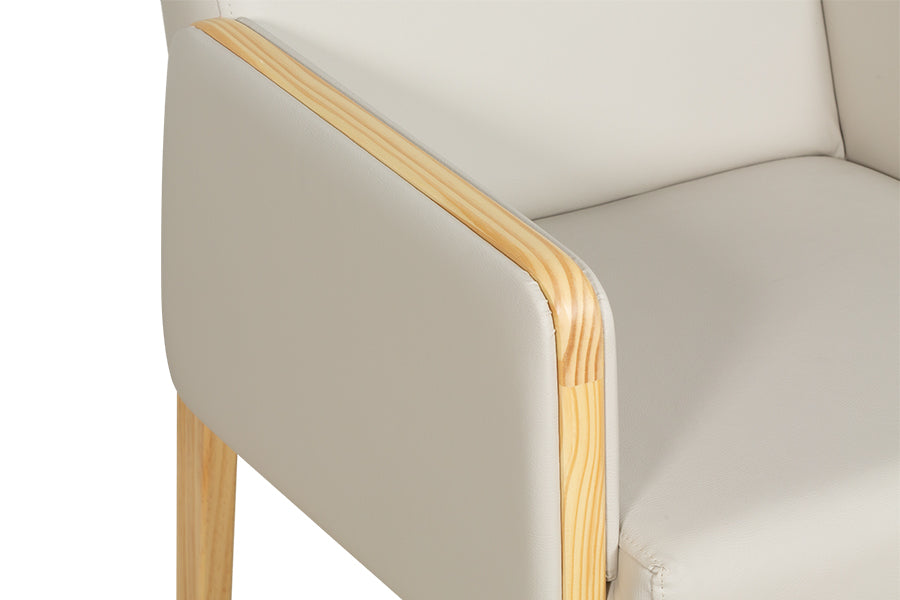 Poltrona para Sala Arpoador - Natural e Tecido Bege detalhe braço