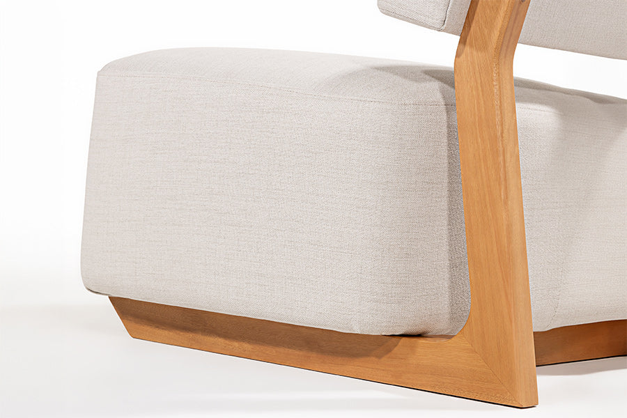Poltrona para Sala Doma Mel e Tecido Creme detalhe base e tecido