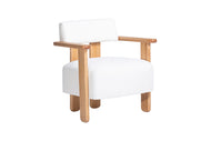 Poltrona para Sala Feather Off White vista na diagonal em fundo branco