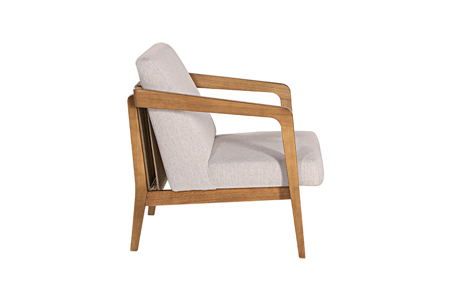 Poltrona para quarto Mantra cor avelã e tecido cru vista de lado em fundo branco