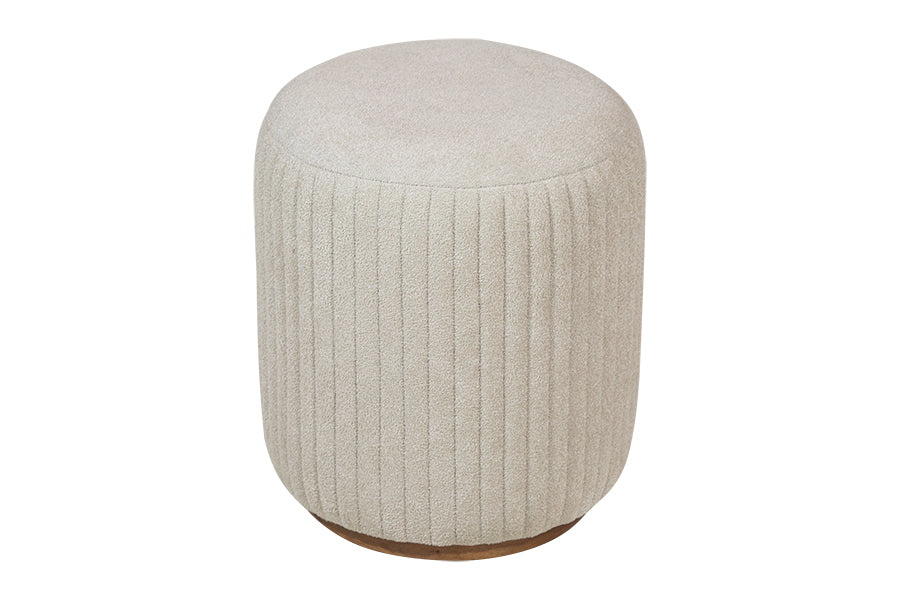 Puff Bolero Bege visto de frente em fundo branco