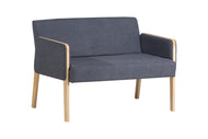 sofa 2 lugares arpoador natural tecido cinza escuro visto na diagonal em fundo infinito
