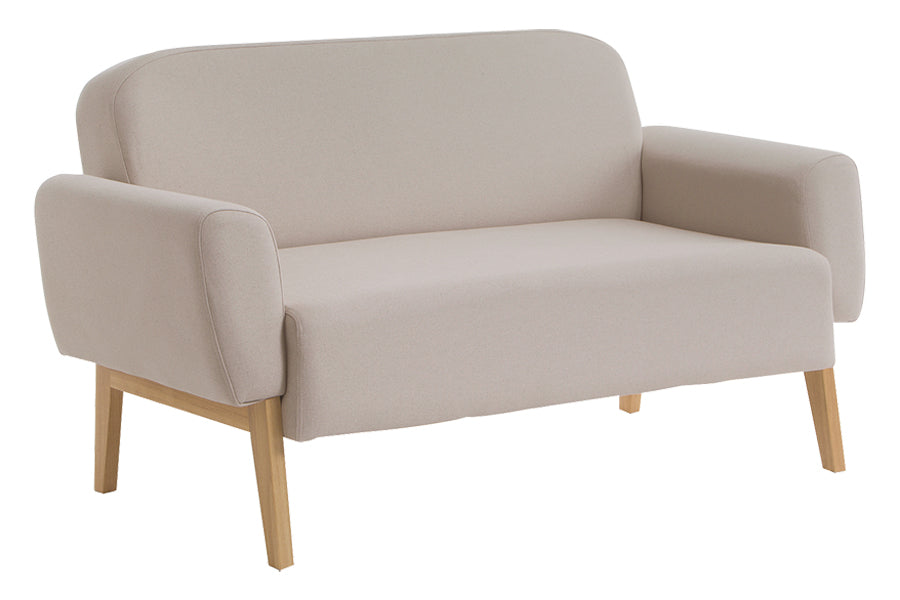 sofa 2 lugares agnes natural e tecido cru visto na diagonal em fundo infinito