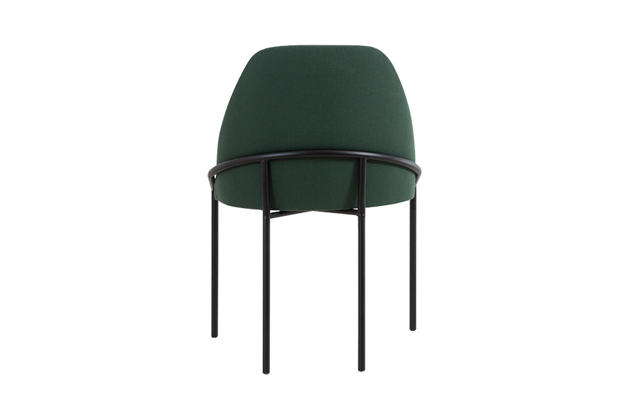 foto da cadeira para mesa de jantar chloé na cor verde vista de trás em fundo branco