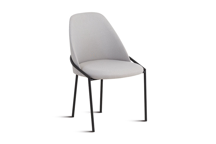 foto da cadeira para mesa de jantar chloé na cor cinza vista na diagonal em fundo branco