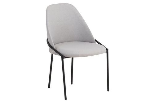 foto da cadeira para mesa de jantar chloé na cor cinza vista na diagonal em fundo branco