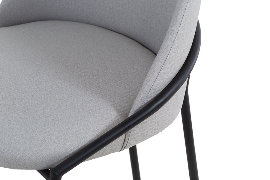 foto da cadeira sala de jantar chloé na cor cinza focando no assento em fundo branco