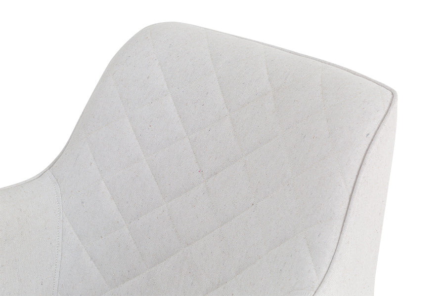 foto da poltrona de quarto giratória victoria na cor bege focando no tecido do assento em fundo branco