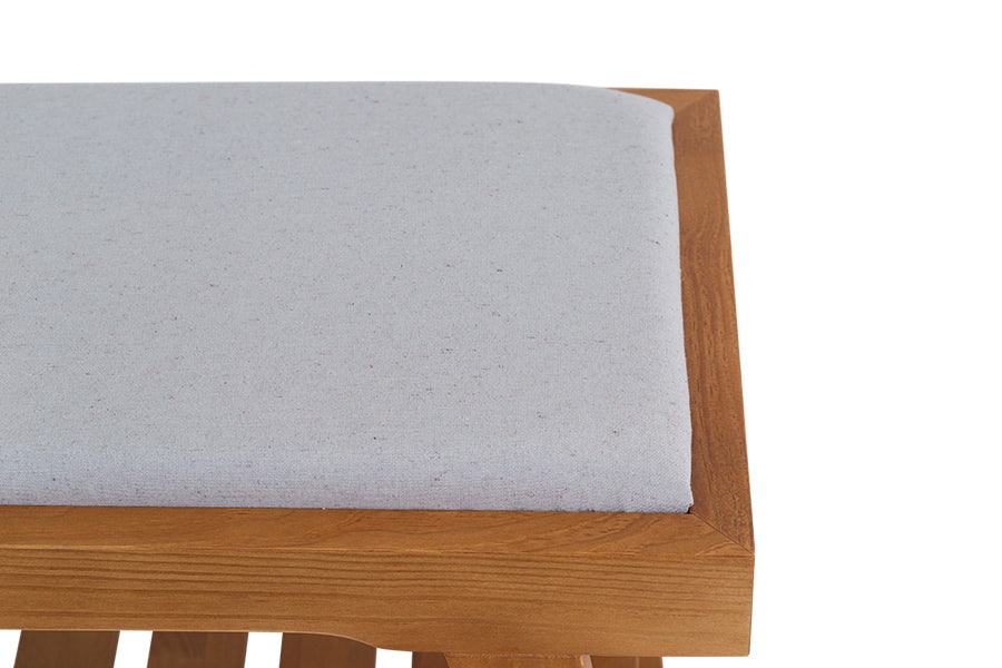 foto do banco para mesa de jantar simples 2 lugares éden na cor nozes focando no assento visto de cima em fundo branco