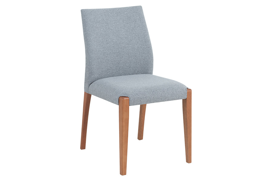 cadeira de madeira de jantar liv cinza em fundo infinito visto na diagonal